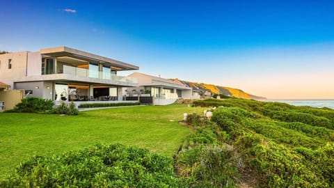 Property building, Nearby landmark, Natural landscape, Garden, Mountain view, Sea view