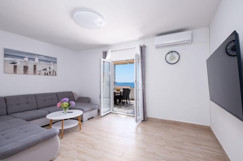 Communal lounge/ TV room, Natural landscape, TV and multimedia, Living room, Seating area, Sea view, air conditioner