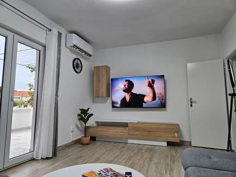 TV and multimedia, Living room, Seating area, Evening entertainment, air conditioner