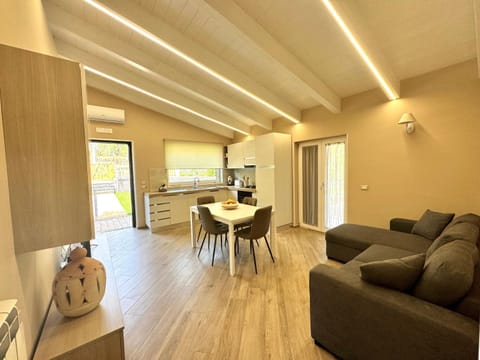 TV and multimedia, Kitchen or kitchenette, Living room, Seating area, Dining area