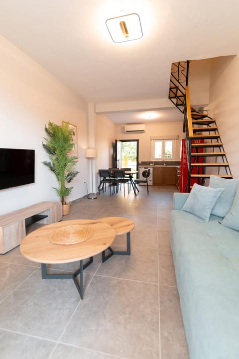 TV and multimedia, Kitchen or kitchenette, Living room, Seating area, Dining area