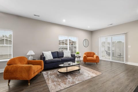 Modern New Build 4BR 4BA Two Condo w Garage and Patio House in Wyoming