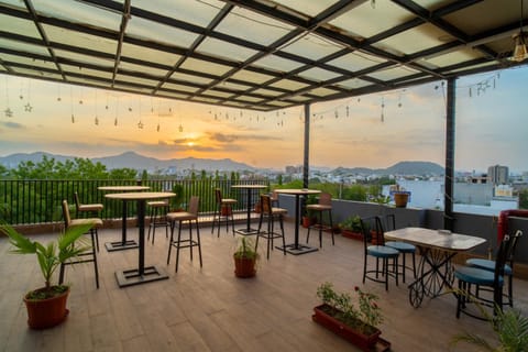 Restaurant/places to eat, Restaurant/places to eat, Natural landscape, View (from property/room), Balcony/Terrace, Mountain view, Sunset