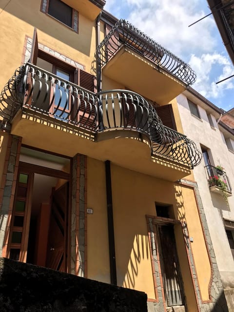 Property building, Balcony/Terrace, Balcony/Terrace