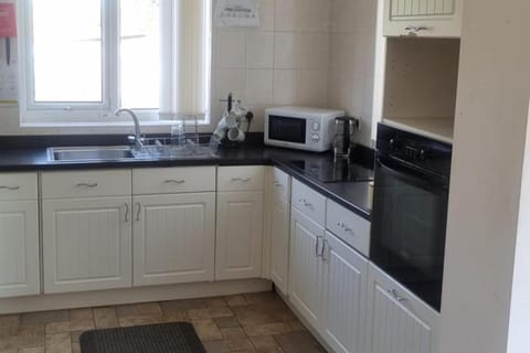 House - Sleeps 6 - Parking - Garden House in Doncaster
