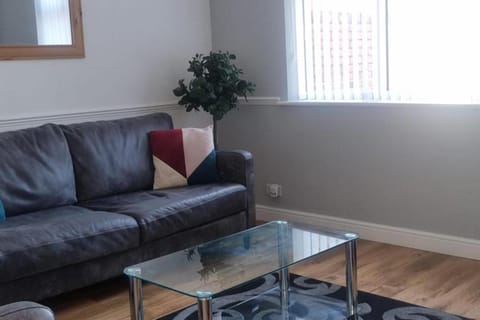 House - Sleeps 6 - Parking - Garden House in Doncaster