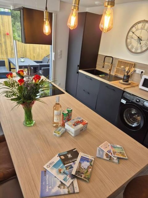 Living room, Seating area, Dining area, stove