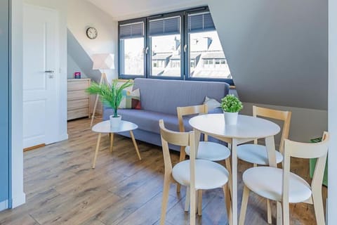 Kitchen or kitchenette, Living room, Seating area, Dining area, oven
