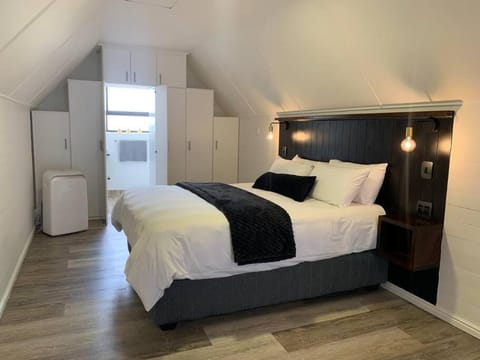 Bed, Photo of the whole room, wardrobe