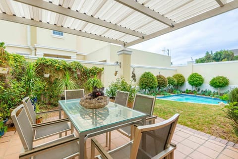 Garden, Dining area, Swimming pool