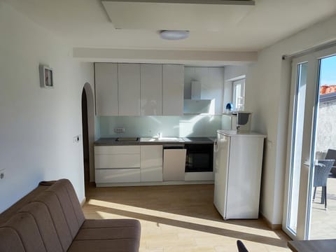 Kitchen or kitchenette, oven, pet friendly, stove