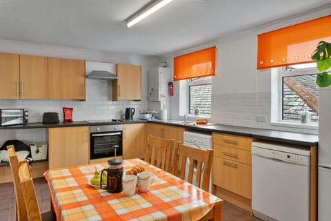 Coffee/tea facilities, Kitchen or kitchenette, Dining area, oven, stove, toaster