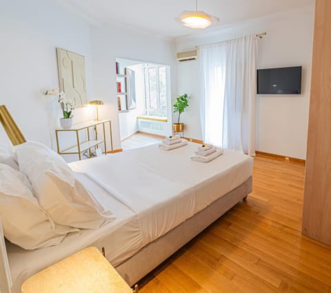 Bed, TV and multimedia, Photo of the whole room, Bedroom, towels
