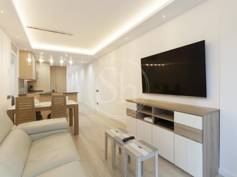 TV and multimedia, Kitchen or kitchenette, Living room, Seating area, Dining area