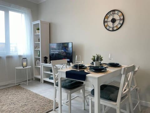 TV and multimedia, View (from property/room), Decorative detail, Seating area, Dining area, Evening entertainment, City view