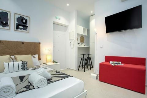 Bed, TV and multimedia, Dining area, Bedroom