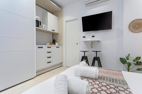 Bed, TV and multimedia, Kitchen or kitchenette, wardrobe