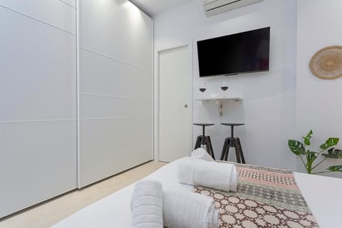 Bed, TV and multimedia, Bedroom