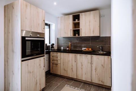 Coffee/tea facilities, Kitchen or kitchenette, dishwasher, oven