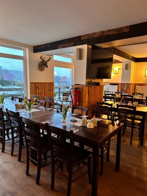 Restaurant/places to eat, Food and drinks, Banquet/Function facilities, Dining area