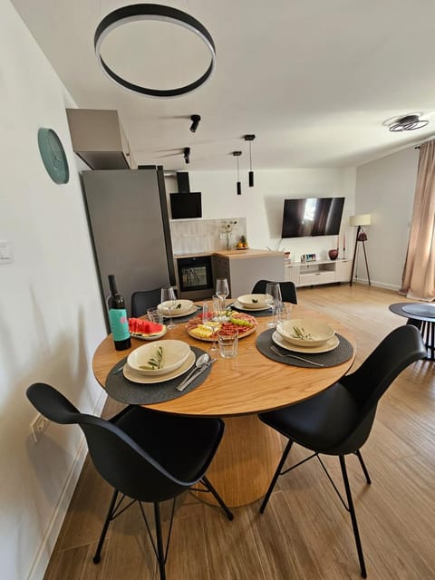 Kitchen or kitchenette, Seating area, Dining area, Food
