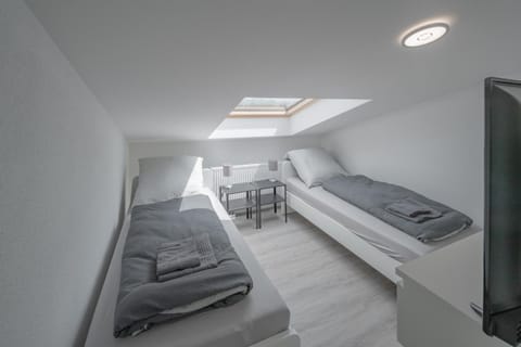 Bed, TV and multimedia, Bedroom