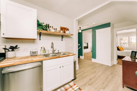 The Larks Nest - A Gem in a Tranquil Neighborhood House in Great Falls