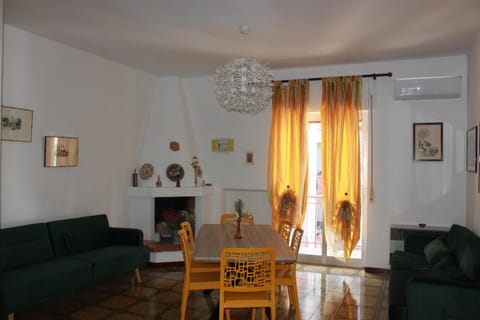 Living room, Dining area, air conditioner