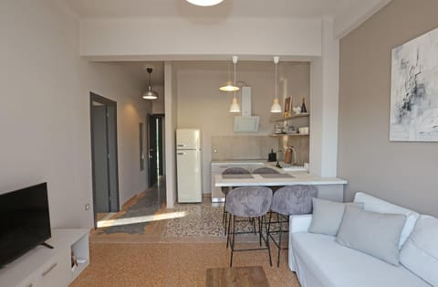 TV and multimedia, Kitchen or kitchenette, Living room, Seating area, Dining area