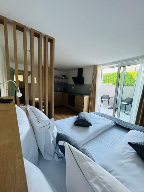 Photo of the whole room, Garden view