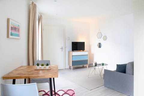 TV and multimedia, Living room, Dining area