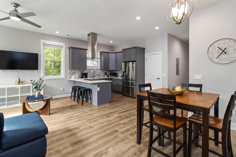 Prime Location2BR Home Near Piedmont-Sleeps 8 House in Virginia Highland