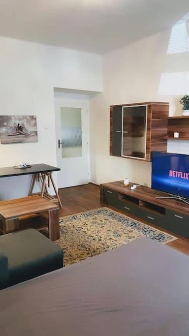 Bed, TV and multimedia, Photo of the whole room, Seating area, Bedroom
