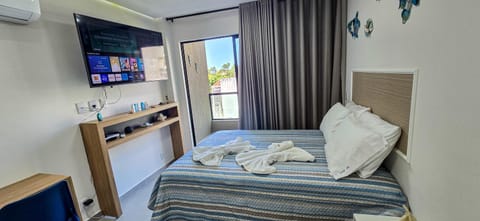 Bed, TV and multimedia, Photo of the whole room, Bedroom, towels, air conditioner