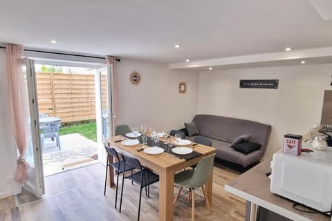 Coffee/tea facilities, Kitchen or kitchenette, Living room, Food and drinks, Seating area, Dining area, Food, Drinks, minibar