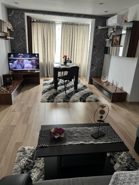 Communal lounge/ TV room, TV and multimedia, Living room, Seating area, Dining area, Evening entertainment