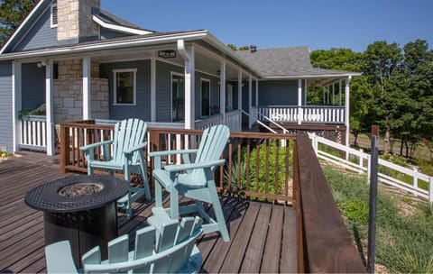 Large patio and hot tub near wine country House in Rio Grande