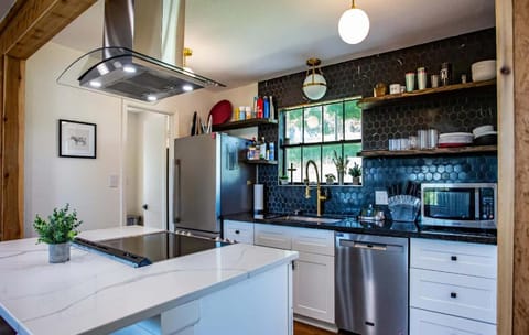 Large patio and hot tub near wine country House in Rio Grande