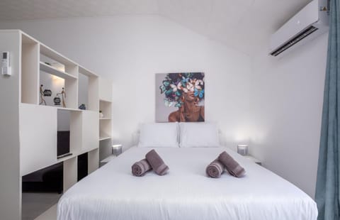 Bed, Photo of the whole room, Bedroom, towels, air conditioner