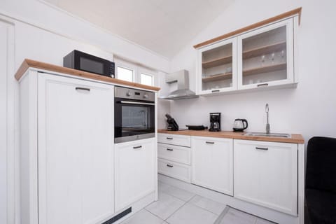 Coffee/tea facilities, Kitchen or kitchenette, dishwasher, minibar, oven, stove, toaster