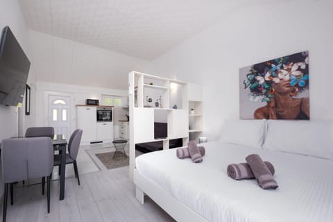 Bed, TV and multimedia, Living room, Photo of the whole room, Seating area, Bedroom, towels