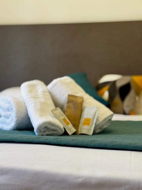 Bed, Bedroom, towels