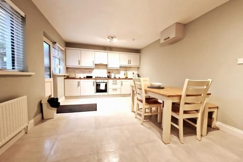 Your Galway Home - Four Bed with Parking! Apartment in Galway