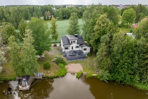Villa Gaia - Luxury villa with jacuzzi and beach close to trainstation 10 minutes from Tampere city! 1,5 hours to Helsinki Villa in Finland