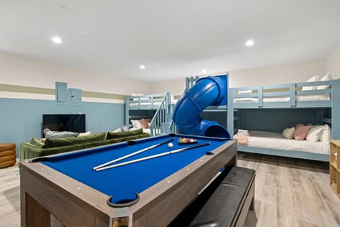 Epic Indoor Slide Pool&Hot Tub Mini Golf Fire Pit House in Seminole