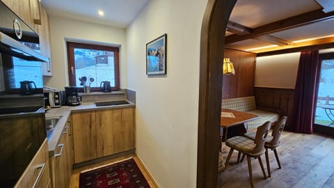 Photo of the whole room, kitchen