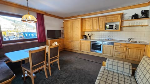 Kitchen or kitchenette, Dining area, dishwasher, oven, stove, toaster