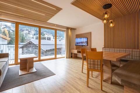 Natural landscape, View (from property/room), Balcony/Terrace, Living room, Seating area, Dining area, Mountain view, kitchen