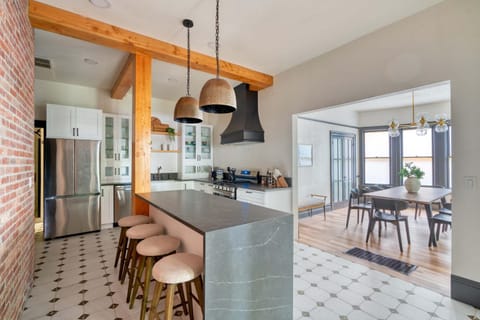 Stay Portland - Luxury Living on NW 23rd Ave, Walk Score 99 House in Portland