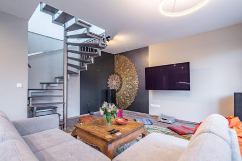Communal lounge/ TV room, Bed, TV and multimedia, Living room, Photo of the whole room, Evening entertainment